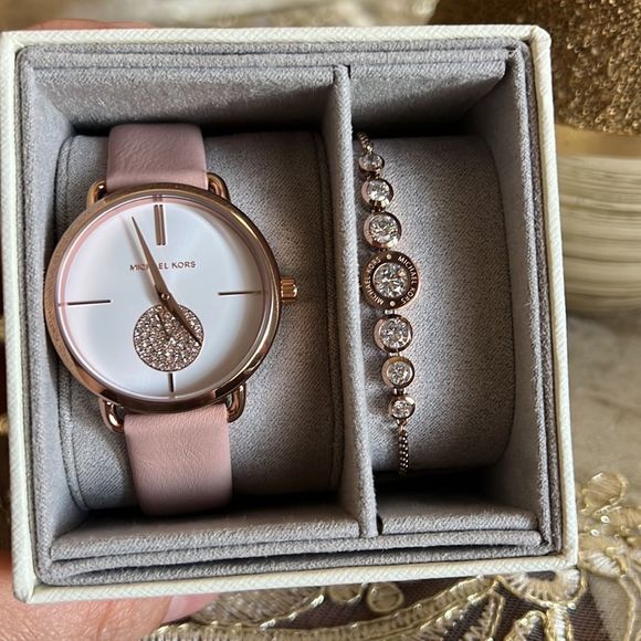 Michael Kors Ladies Watch and Bracelet Set - Picture 5 of 10